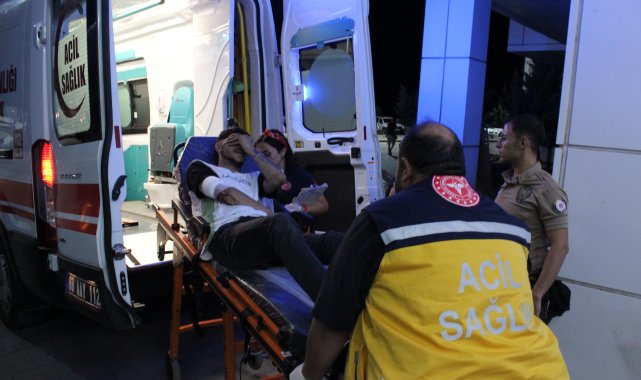 Kavgada birbirini bıçaklayan 2 arkadaş yaralandı