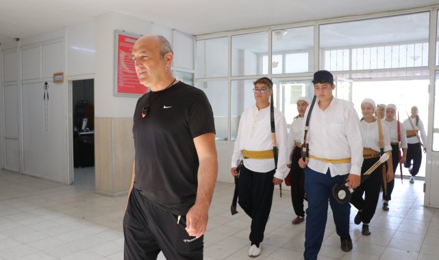 Kırılan okları öğrencileri ile tamir edip, şampiyon sporcular yetiştiriyor