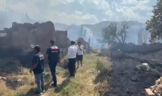 Köyde çıkan yangında 5 ev zarar gördü