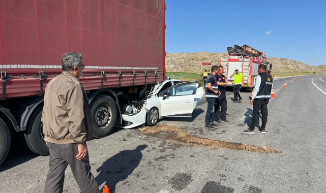 Otomobil, park halindeki TIR'a çarptı: 1 ölü, 5 yaralı