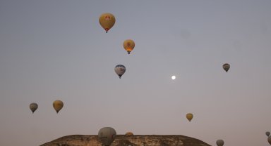 Sıcak hava balonları, Türk bayrağı ve şehit Ömer Halisdemir pankartı ile havalandı