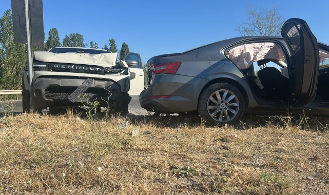Sivas'ta otomobiller çarpıştı: 1'i çocuk, 5 yaralı