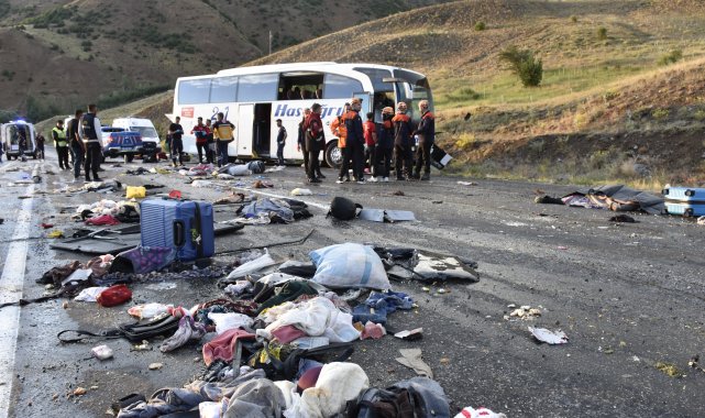 Sivas'ta yolcu otobüsü devrildi: 3 ölü, 24 yaralı