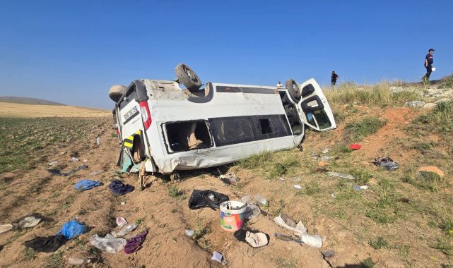 Tarım işçilerini taşıyan minibüs devrildi: 15 yaralı