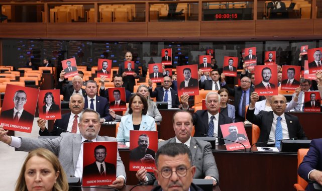 TBMM Genel Kurulu'nda CHP'li vekillerden protesto