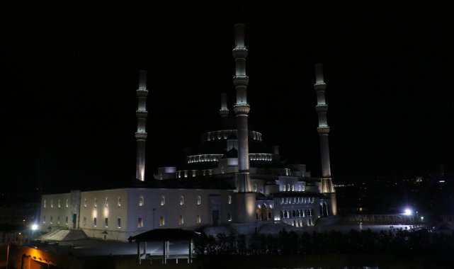 Türkiye'de tüm camilerde sela okundu