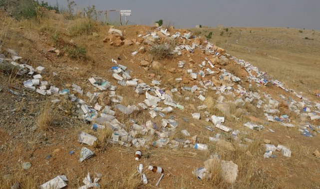 Yol kenarında çok sayıda kullanılmamış ilaç kutusu bulundu