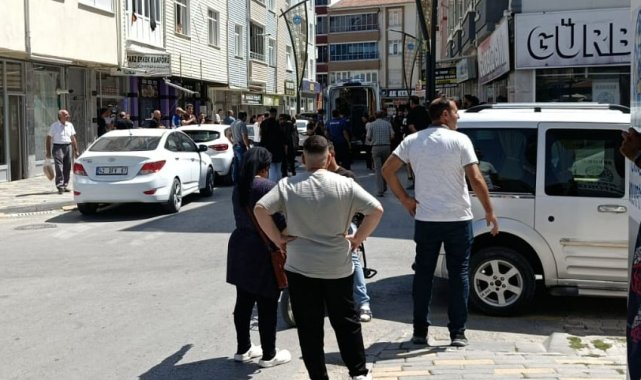 2 kardeş, kaldırımda yürüyen 2 kişiyi bıçakladı