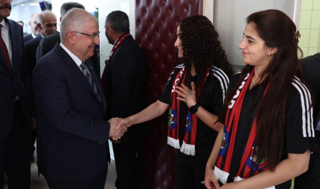 Bakan Güler, Yüksekova Kadın Futbol Takımı ile bir araya geldi