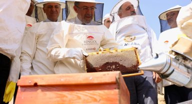 Bakan Yumaklı, Bingöl'de ilk bal sağımını gerçekleştirdi