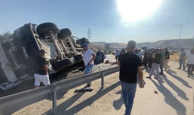 Beton mikseri otomobilin üzerine devrildi; 6 yaralı