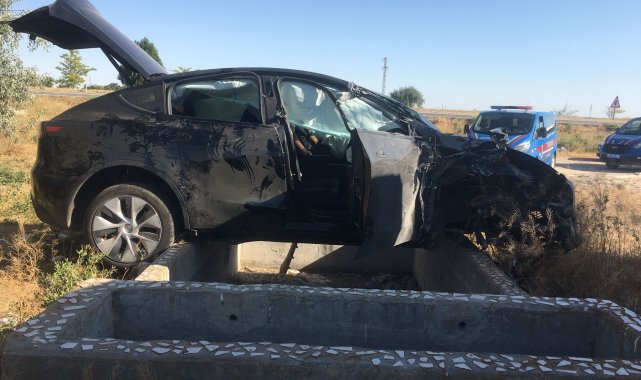 Düğünden dönen ailenin otomobili, TIR'a çarptı: 1'i ağır, 6 yaralı