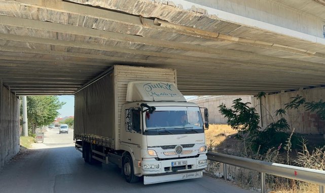 Eskişehir'de kamyonet köprüye sıkıştı, geçemeyince geri döndü
