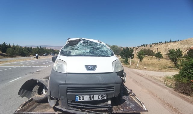 Hafif ticari araç, su kanalına devrildi: 2'si çocuk, 5 yaralı