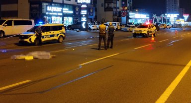 Hafif ticari aracın çarpıp, otomobilin ezdiği kadın öldü