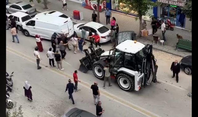 İş makinesinin 5 otomobil ve 2 yayaya çarptığı kaza kamerada