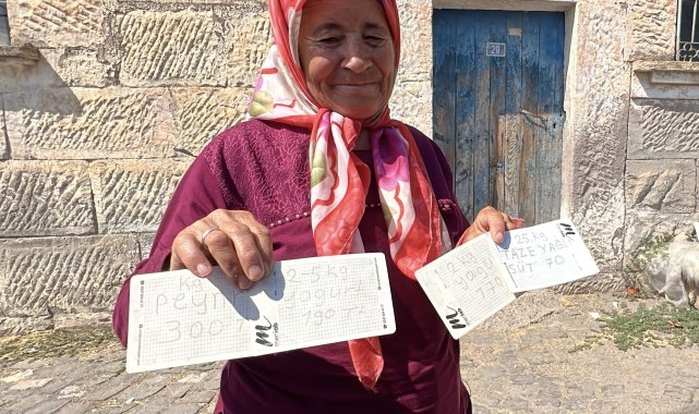 İşitme engelli çift, ürettikleri ürünleri yazdıkları kağıtlarla turistlere satıyor