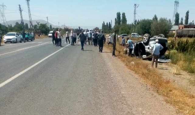 Kayseri'de hafif ticari araç takla attı: 4 yaralı