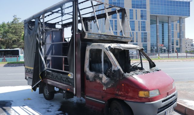 Kayseri'de park halindeki kamyonet yandı