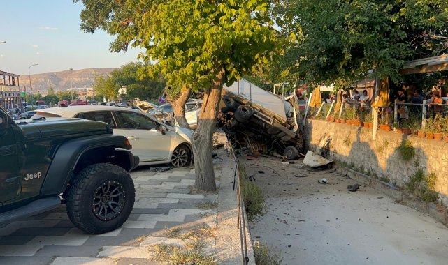 Nevşehir'de freni patlayan kamyon park halindeki araçlara çarpıp, su kanalına devrildi: 3 yaralı