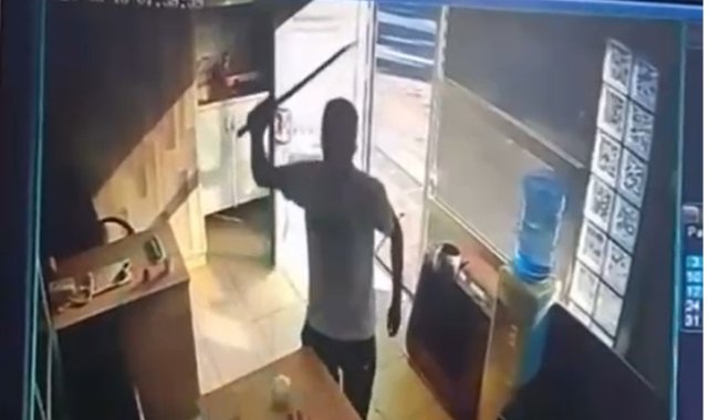 Taksi durağındaki görevliye kılıçla saldırı kamerada
