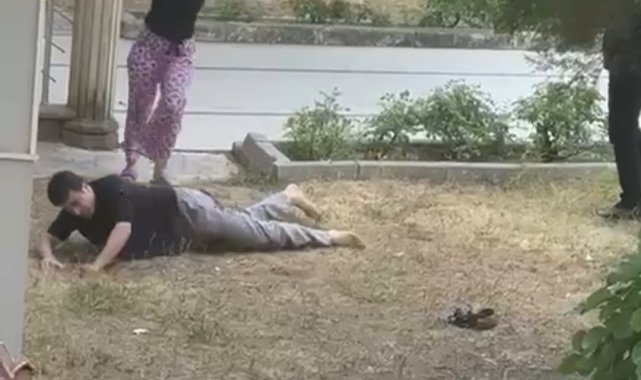 Tüfekle vurulan kişiye tişörtünü çıkarıp ilk yardım yaptı; o anlar kamerada