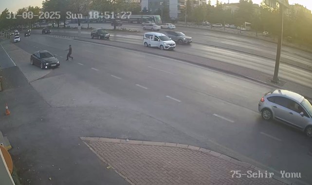 Drift atıp, polisten kaçan sürücü, otomobilinin lastiklerine ateş edilerek yakalandı