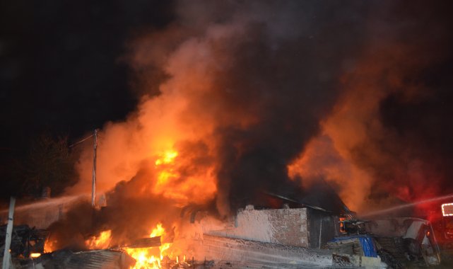 Ekmek yaptıkları tandırdan yükselen alevler, müştemilat ve 2 eve sıçradı