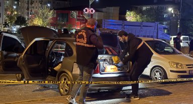 İçerisinde 3 çocuğun bulunduğu park halindeki otomobilde çakmak gazı patladı; 3 yaralı