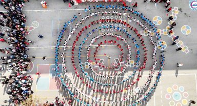 550 öğrenciden 29 Ekim Cumhuriyet Bayramı koreografisi