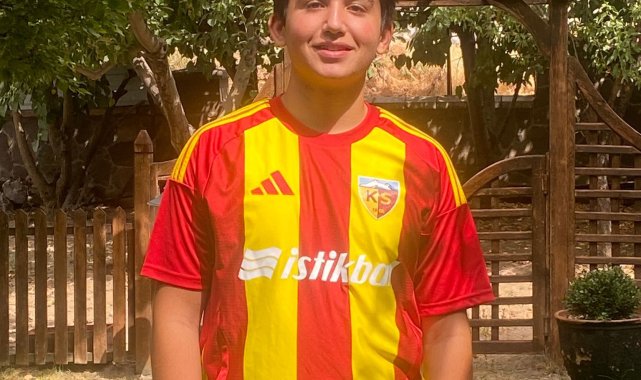 9'uncu sınıf öğrencisi Efe, yazdığı 'öykü' ile Türkiye şampiyonu oldu