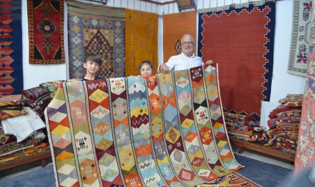 Anadolu'nun kilimlerini yeniden dokutturup Avrupa'ya gönderiyor