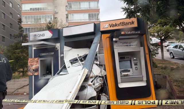 Ankara'da otomobil ATM'ye girdi; sürücü yaralandı