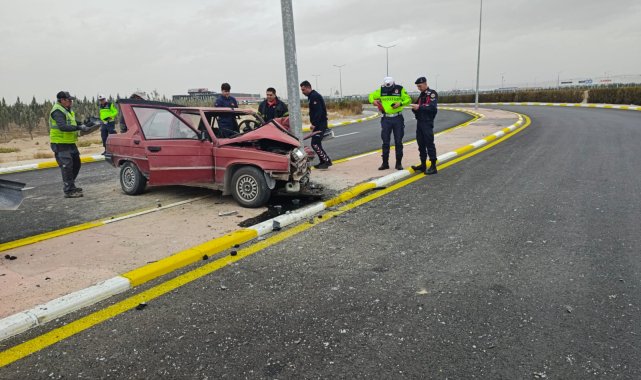 Aydınlatma direğine çarpan otomobilin sürücüsü öldü, eşi yaralandı