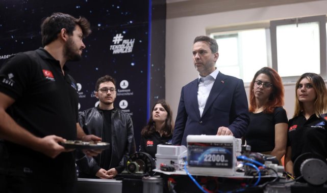 Bakan Bayraktar, Samsun'da öğrencilerle buluştu