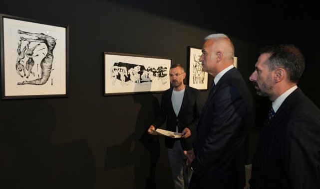 Bakan Ersoy, 'Hala Yaşıyorum' sergisini gezdi