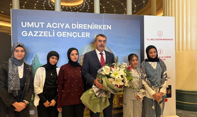 Bakan Tekin, Filistinli öğrencilerin resim sergisini gezdi
