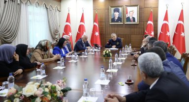Bakan Yerlikaya, 'Diyarbakır Anneleri' ile bir araya geldi