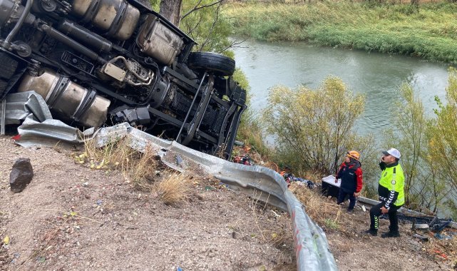 Devrilen TIR'da sıkışan sürücü 2 saatlik çalışmayla kurtarıldı
