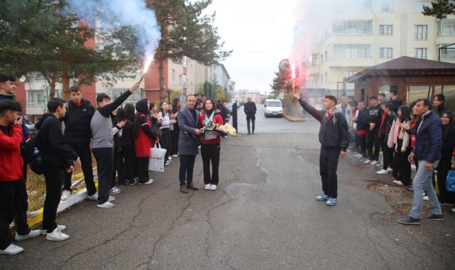 Dünya şampiyonu Afra'ya okulunda meşaleli karşılama
