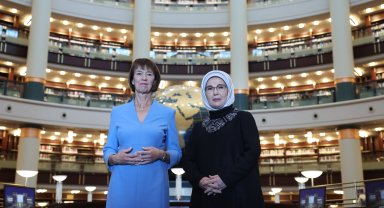 Emine Erdoğan, Almanya Başbakanı Merz'in eşiyle Millet Kütüphanesi'ni ziyaret etti