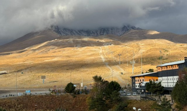 Erciyes'in zirvesine kar yağdı