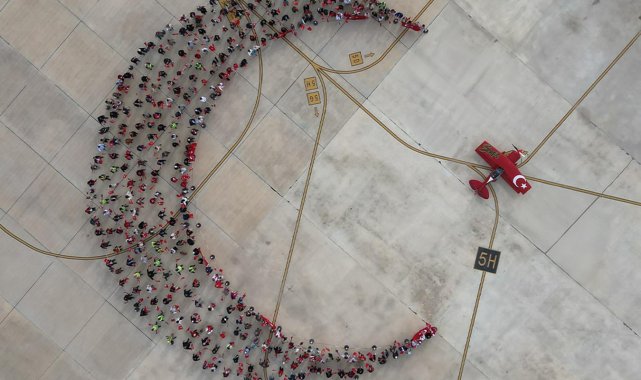 Eskişehir'de Cumhuriyet Bayramı'na özel koreografi; insanlar hilal, akrobasi uçağı yıldız oldu