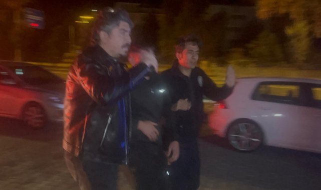 Hareket halindeki kamyonetin kasasından düşüp yaralandı