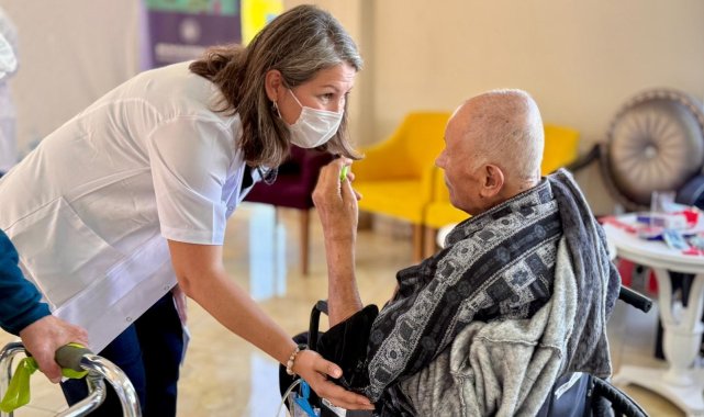 Huzurevini ziyaret edip, yaşlılarla egzersiz yaptılar