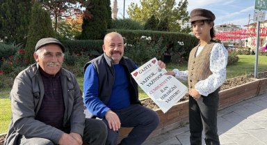 İlkokul öğrencileri, Cumhuriyet'in ilanını duyuran gazete dağıttı