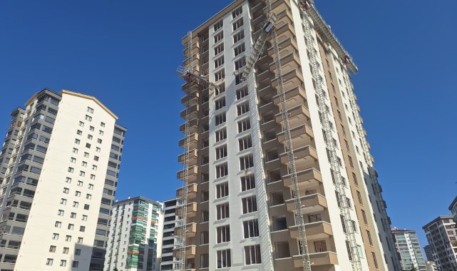 İnşaatta dış cephe sıvası için kurulan platform kırıldı; 2 işçi öldü