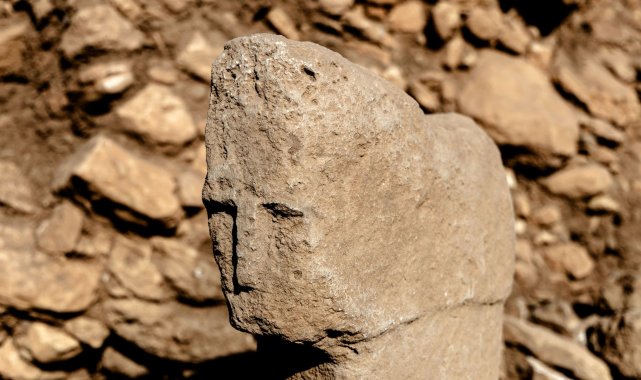 Karahantepe'de insan yüzlü dikilitaş bulundu