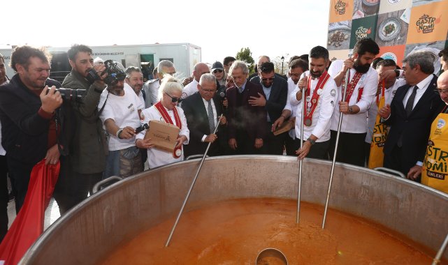 Kayseri'de 1 ton pastırmalı kuru fasulye ikramı