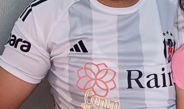 Konya'da otomobilin çarpması ile ikiye bölünen araçta ölen öğretmen defnedildi